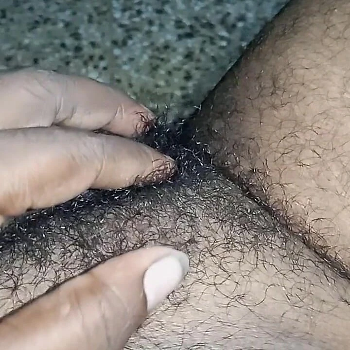 Karımı anal sikiyor ve Hintli yarağımı öpüyor