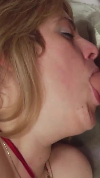 Ключевой момент из "Пасынок и друг застукают мачеху мастурбирует и трахают ее анал"