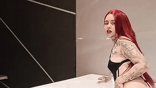 Jakuzide tek başına kızıl saçlı