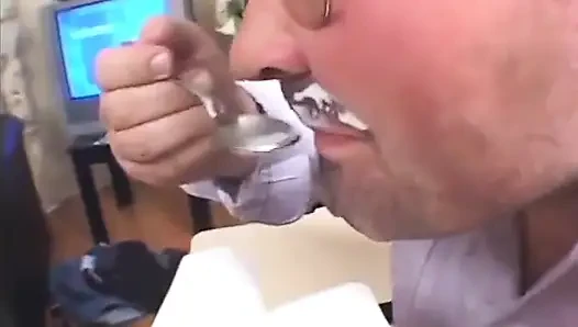 Yaramaz fahişe güzel yüzünü göt deliğine siktiriyor