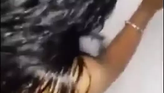 Büyük göt ile kız sikme içinde banyo