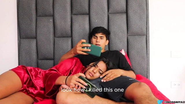 Üvey kuzenimi oynamaya davet ediyorum ve sonunda yarağımla oynuyor