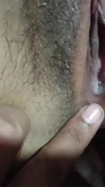 Знаковый момент из "Настоящая девственница показывает ее розовую киску крупным планом и широко раздвинутый для ВСЕХ, чтобы увидеть"