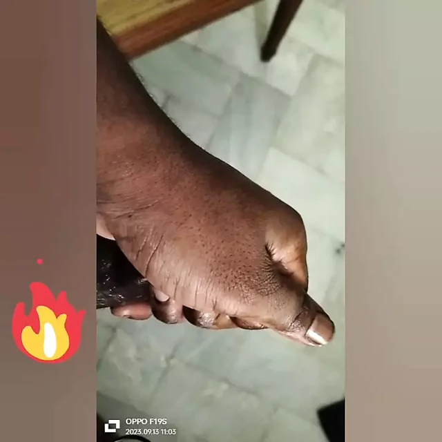 Kendi kendine mastürbasyon yapıyor