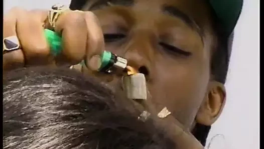 Hatun siyah yarakla amını siktirmeden önce göğüslerine boşalıyor ve sakso çekiyor