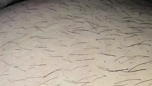 Üvey anne battaniyenin altında elle kayıyor ve üvey oğlu yanlışlıkla büyük yarakla mastürbasyon yapıyor