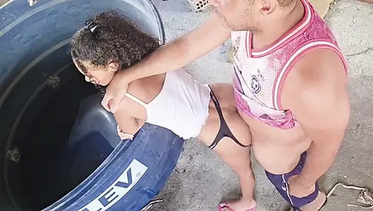 Üvey kızım terasta ayakta götünü veriyor