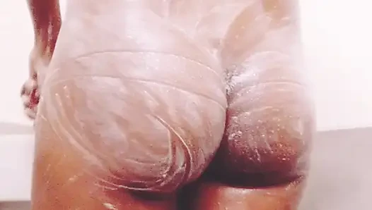 Azgın kız banyo yapıyor