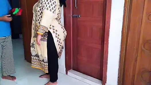 Hintli ateşli evli kadın kocasını aldatıyor ve kocası evde yokken evde sutyen satıcısıyla seks yapıyor