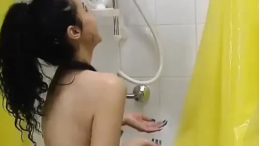 Duşta çalılı harika genç kız