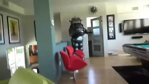 Sarışın anne erkeğini nasıl mutlu edeceğini biliyor