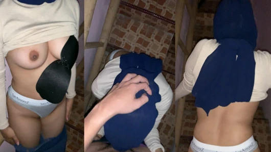 Fabrika merdivenlerinde tesettürlü desi iş arkadaşı sahibe ile oral seks ve domaltarak sikiş