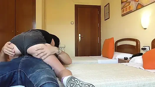18 yaşındaki küçük üvey kız kardeş üvey erkek kardeşiyle baştan çıkarıyor ve sikişiyor