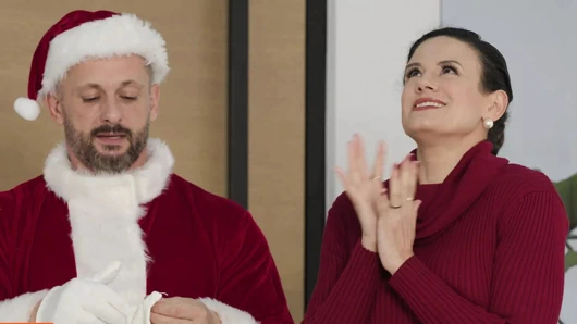 Azgın genç Melody Marks, Xmas'ın kutularını açıp üvey erkek kardeş, üvey baba ve muhteşem orta yaşlı seksi kadın Penny Berber ile edepsiz dörtlü sekse dönüştürdü