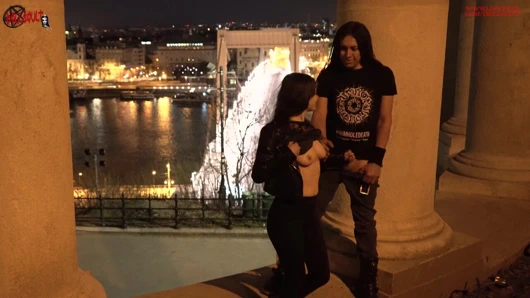 Busty üvey kardeş handjob ve yüz açık havada halka açık - dollscult