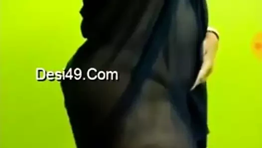 seksi desi kız soyunur dışarı arasında arasında onu elbise ve gösterir göğüsler ve KEDİ