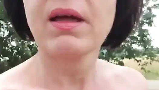 Otoparkta açık havada fışkırtıyor