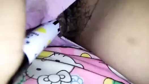 Tay kız kalem kullanır