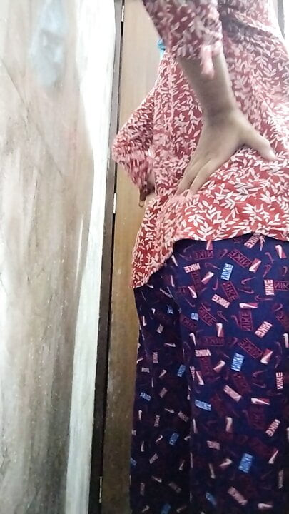 Aapni bhabhi ko choosa aur banyo m tel lagaya sıcak Hint bhabhi