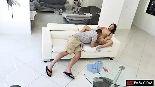 Layla Jenner üvey babasının yarağını boşaltmak için onu kullanmasına izin veriyor