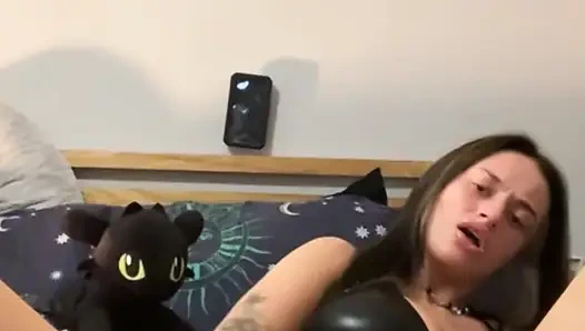 Kalın azgın emo dildo kamerada daha derine kayıyor