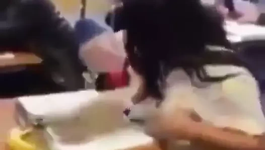 Yuck pis kız çizikler kokuyor