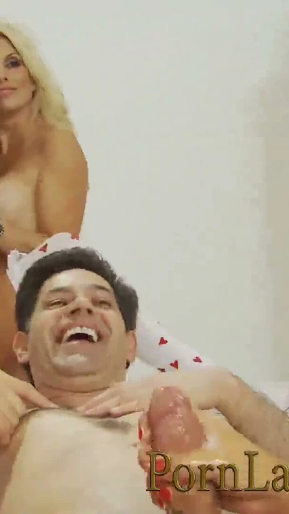 Çarpıcı büyük memeli orta yaşlı seksi hemşireler ofiste grup seks yapıyor | Klip 3