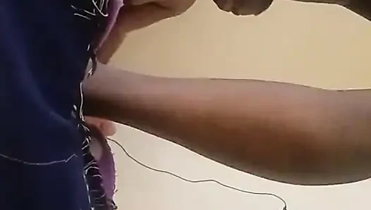 Yaşlı bir kadını çığlık atarken daha sert sikiyor