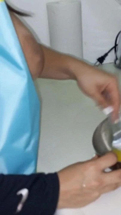 Büyük popolu ev kadını komşusunu davet ediyor ve mutfakta ona oral seks yapıyor | Bölüm 1