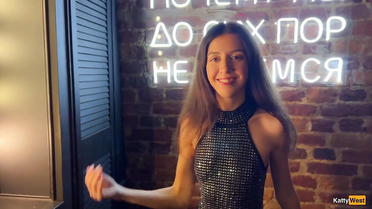 Gece kulübünde halka açık pikap ateşli kız ve sert hızlı sikiş büyük dölleme