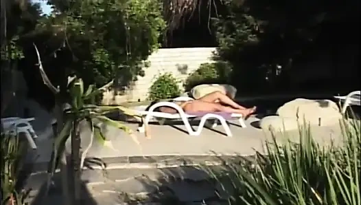 Черный секс в саду... сперма в рот