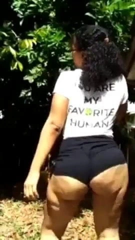 Kalın göt redbone milf alay içinde ona backyard