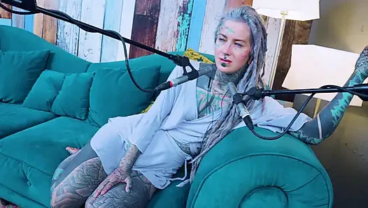 Z hakkında konuşuyorum - zeal - asmr podcast sfw konuşuyor gotik sıska kız dreadlocks dövmeli model dövmeli kız