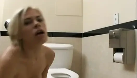 Sarışın hatun tuvalette yarak emmeyi seviyor