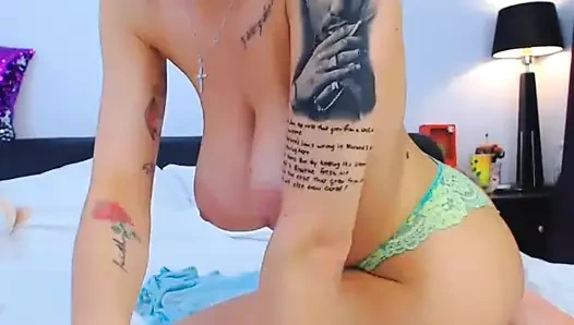 Ateşli seksi büyük memeli kamera gösterisi