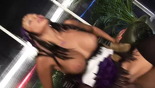 Kırmızı dudaklı güzel hatun bu siyah adama kafa verir