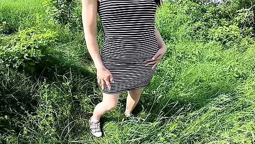 Üvey anne üvey oğlunun külota boşalmasına yardım ederken yanlışlıkla fışkırtıyor