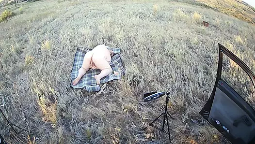 Halka açık bir yerde oyuncaklarla amına mastürbasyon yapıyor