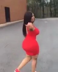 Kırmızı elbiseli kalın abanoz - büyük göt yürüyüş