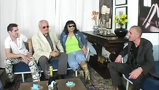 Seksi sarışın kız çift anal üçlü seks yapıyor