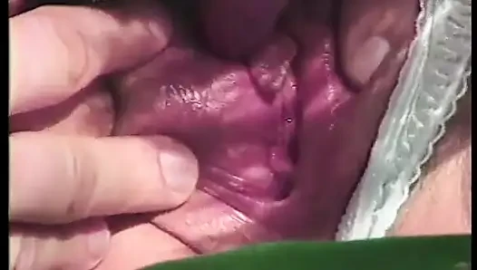 Azgın adam sikini emdirirken seviyor sonra açık havada seksi hatunla sikişiyor