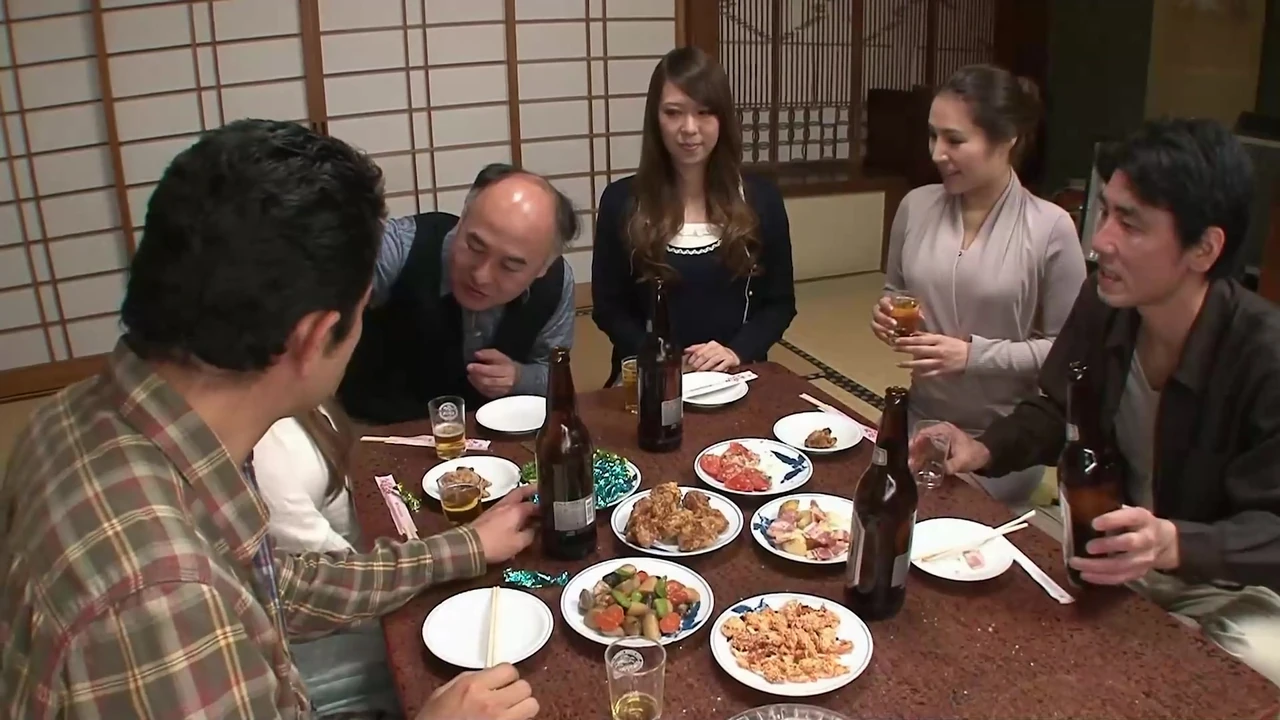 जापानी सेक्सी लड़की चुदाई के लिए पैर फैलाती है चूत में वीर्य