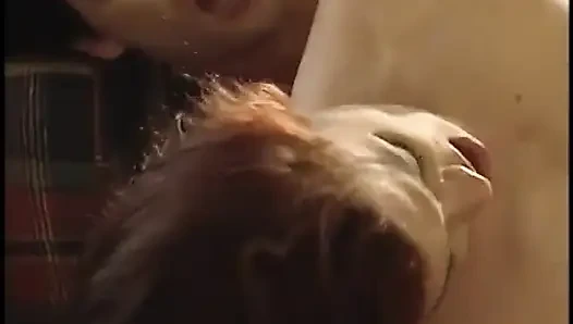 Azgın sürtük oturma odasındaki kanepede sikilmeden önce yarak emiyor