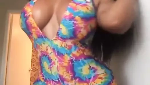 Moriah değirmenlerinin dansı bize güzel ve büyük kıçını gösteriyor