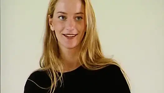 Almanya'dan klas hatun mükemmel kıyafetini çıkardı ama iç çamaşırı kalıyor