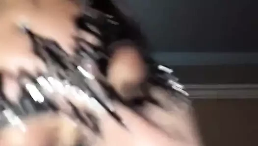 Genç kız yaşlı adamdan süt pompalıyor