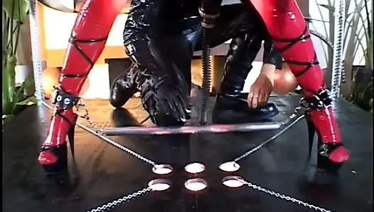Kızıl saçlı tatlı sürtük ateşli yarak üçlüsünden tatlı sikişiyor
