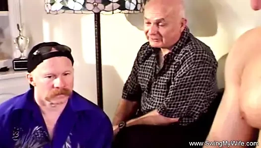 Yeni evli genç eş değiştirenler