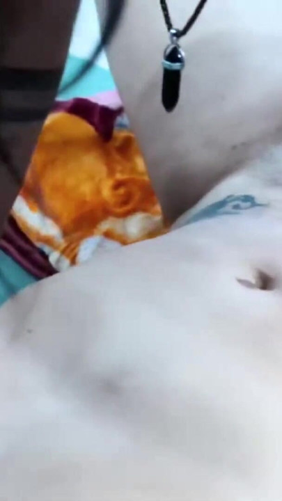 Yakışıklı vücut geliştirmeci erkekler ateşli seksi kızı sikiyor | Klip 1
