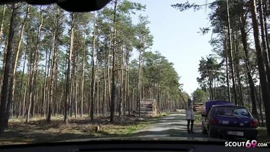 Minyon Alman gözlüklü kız tinyemily araba arızasıyla ilgili yardım için yabancıyla sikişiyor